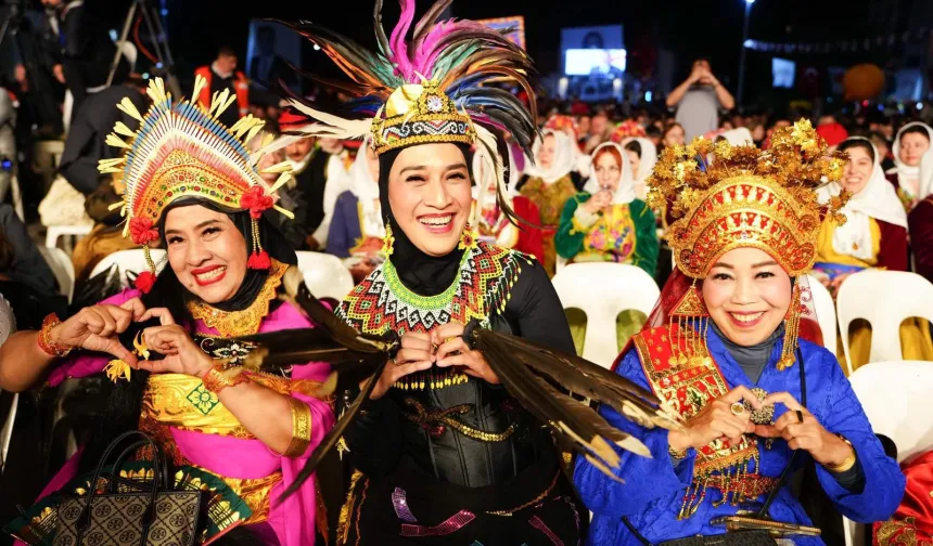 Manisa'da mesir coşkusu sokaklara taştı