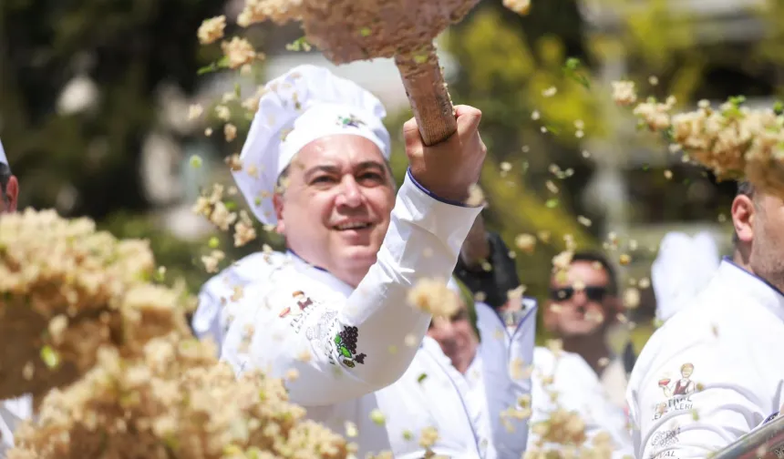 Manisa'nın lezzetleri buluştu... Başkan Dutlulu, mesir baharatlı bahar pilavı pişirdi