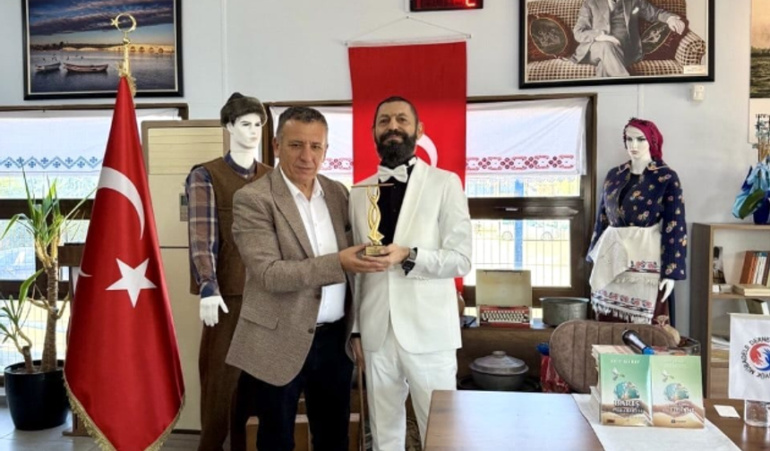 Akif Manaf’a Büyük Mübadele Derneği’nden Evrensel Kardeşlik ve Barış Ödülü