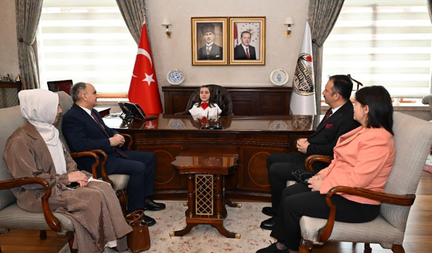 Valilik Makamı, Ahmet Tütüncüoğlu İlkokulu 3. sınıf öğrencisi Mehlika Örtülü’ye emanet edildi