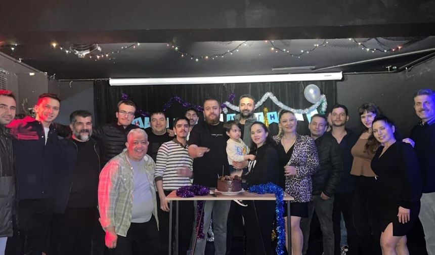 Mert Ozan Düz’e Sahne Üstünde Sürpriz Doğum Günü Kutlaması