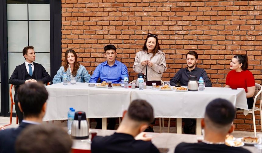 Başkan Özalper Gençlerle Buluştu: “Türkiye’yi Atatürkçü Gençler Ayağa Kaldıracak”