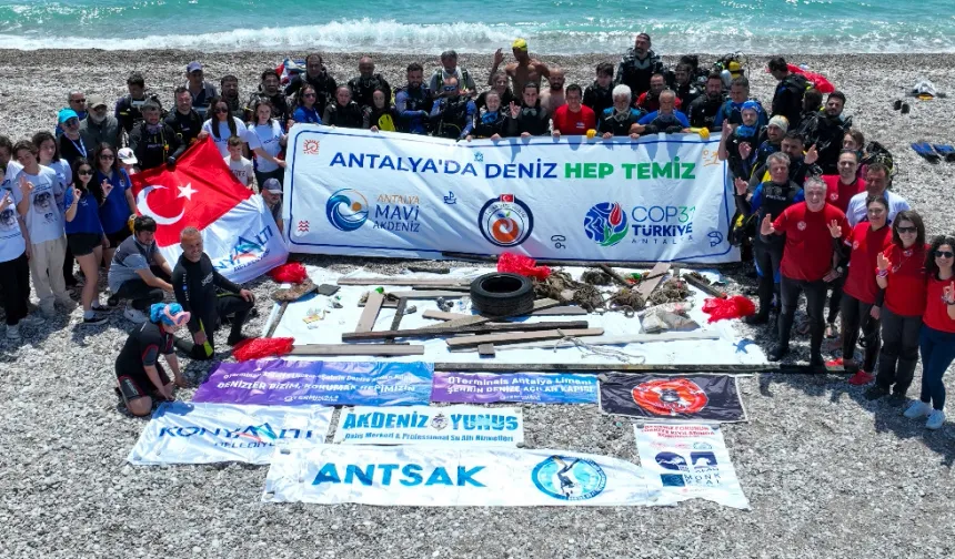 Antalya'da denizden 20 ton atık çıkarıldı