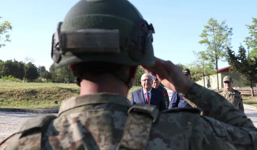 Bakan Güler bayramı Mehmetçiklerle hudut hattında karşıladı