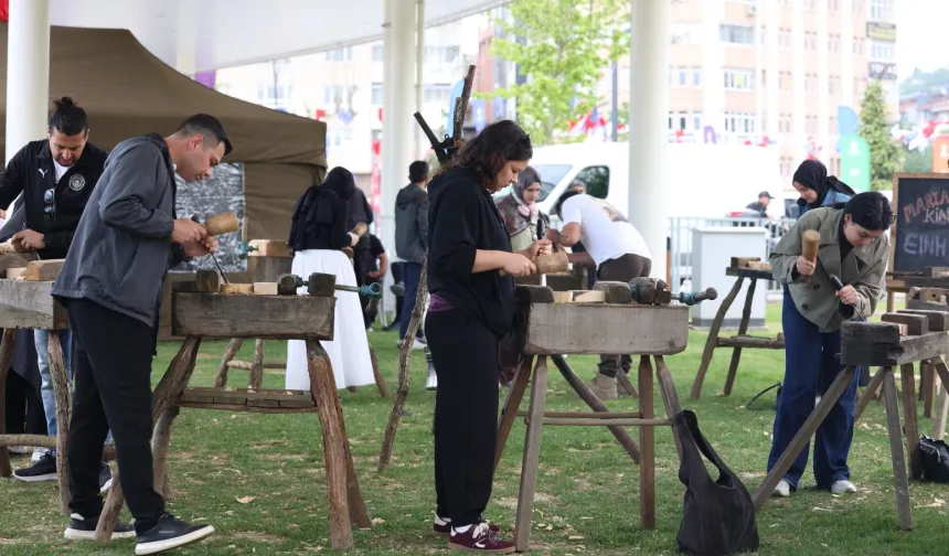 EnFest'te genç eller ahşap ve deri atölyelerinde üretti