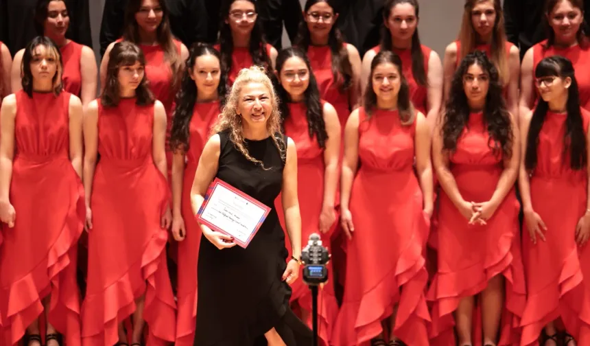 İzmir'de binlerce koro sanatçısı büyük finalle ödüllerini aldı