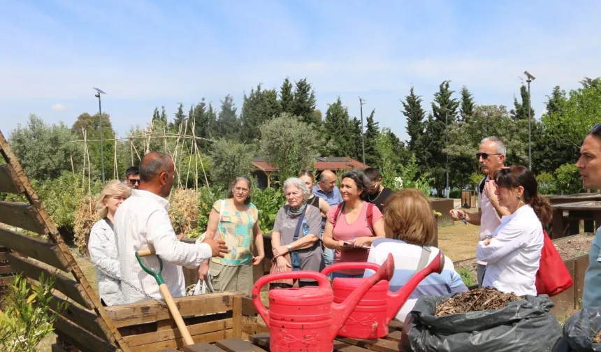 Organik atıklar komposta dönüşüyor... İzmir'de bahçede dönüşüm başladı