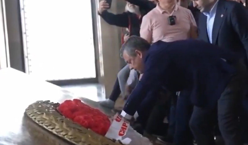 CHP'nin Anıtkabir Ziyaretinde Protokol Krizi: Çelenk Tartışması Yaşandı