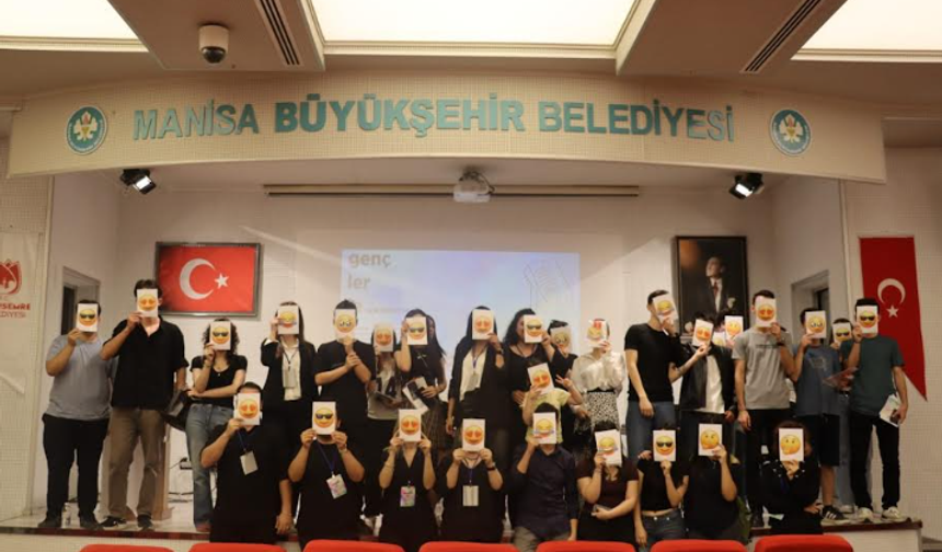 YUNUSEMRE’DE GENÇLER AÇIK MİKROFON ETKİNLİĞİ’NDE SÖZ ALDI