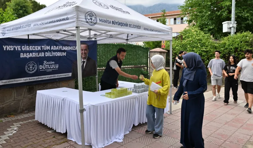 Manisa'da YKS adaylarına su ve limonata ikramı