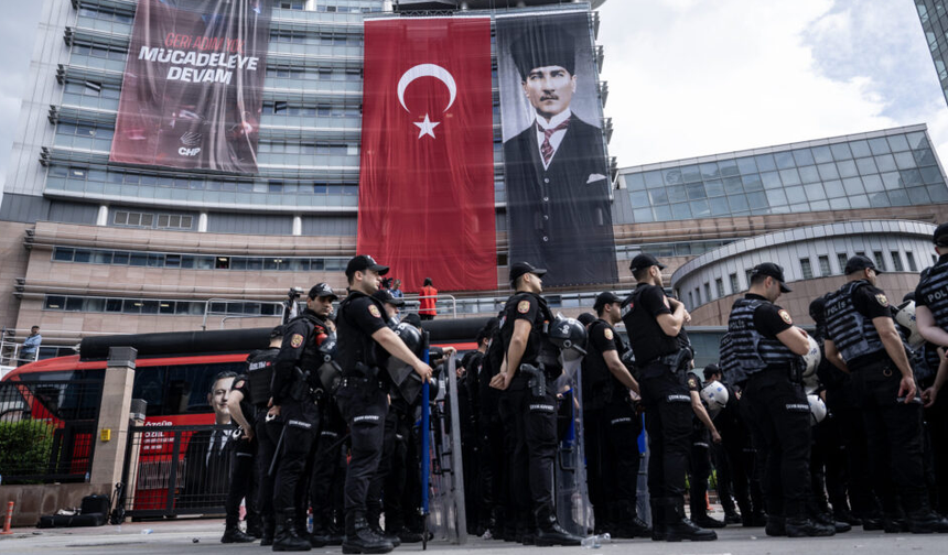 CHP Kulislerinde “Polis Krizi” Yorumu: “Kılıçdaroğlu Tepkilerin Hedefi Oldu, Özel Kahramanlaştı”