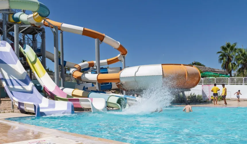 İzmir Büyükşehir'den gençlere aquapark keyfi