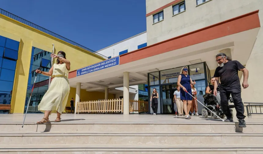 İzmir'de görme engellilere rehberlik edecek personele özel eğitim