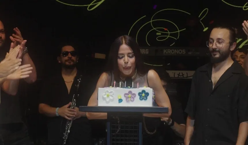 Simge'nin doğum günü sahnede kutlandı!