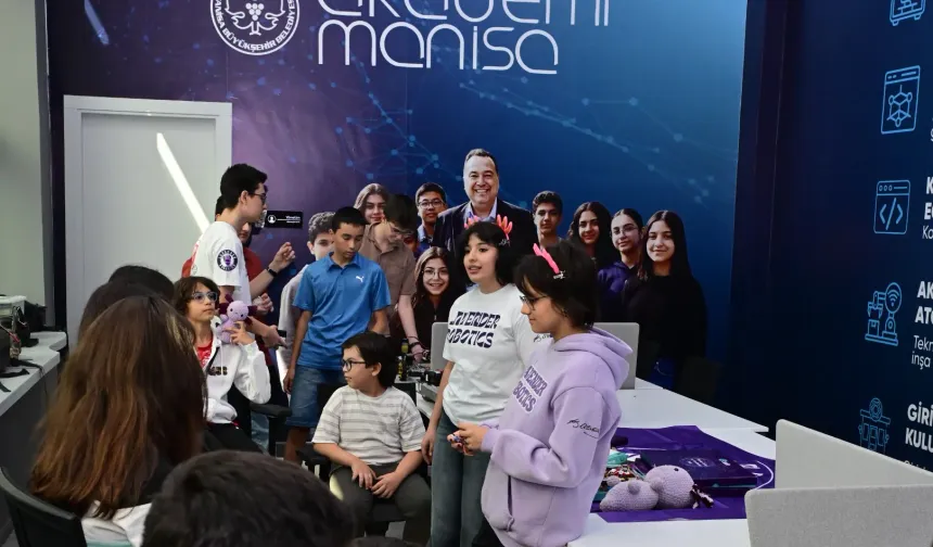 Akademi Manisa'da gençlere robotik ve mühendislik deneyimi