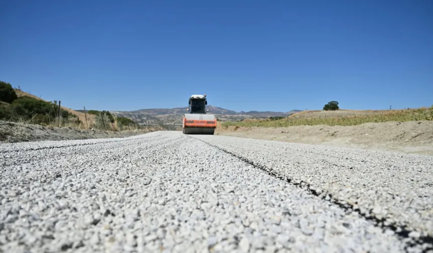 Manisa Selendi'de 26 yıllık yola ilk asfalt