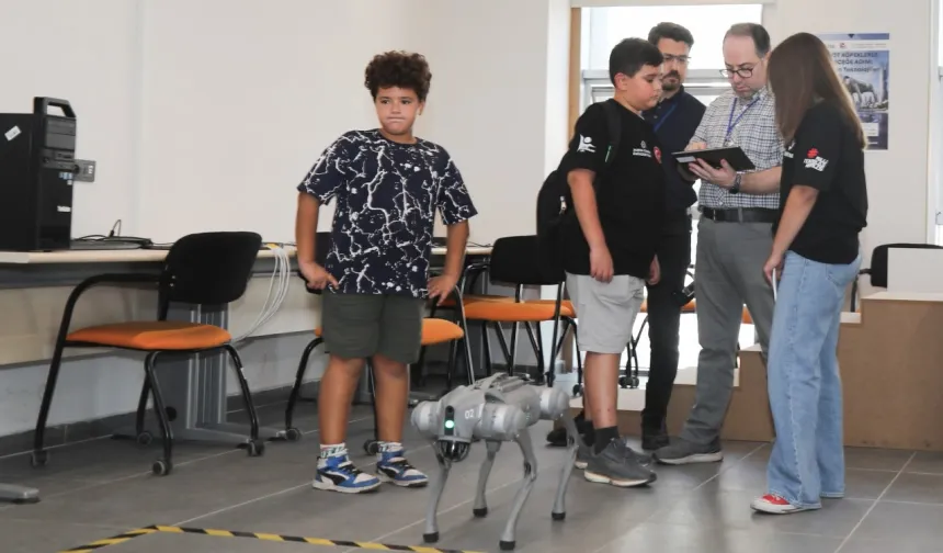 Ortaokul ve lise öğrencileri BTÜ'de robotlarla tanıştı