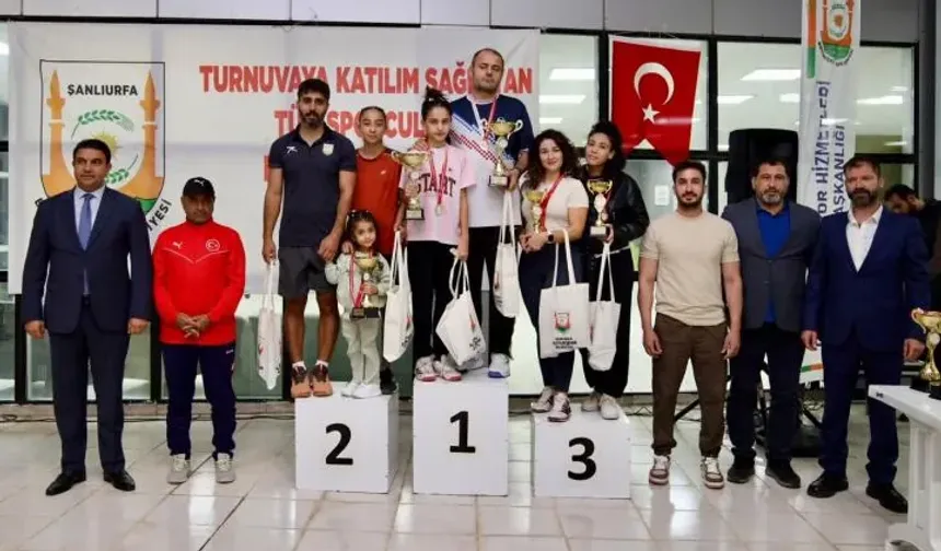 Cumhuriyet coşkusu kortlara taşındı
