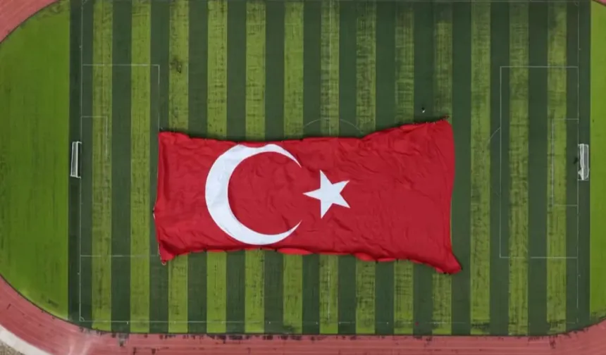 Gökyüzünde Türk bayrağıyla rekor! 3 bin 37 metrekarelik dev bayrak dalgalandırıldı