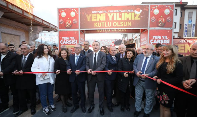 YUNUSEMRE’DE YENİ YIL ÇARŞISI AÇILDI